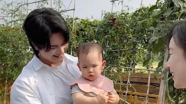 偶遇张檬小五一家春游！昔日争议明星变身温柔爸妈，这种烟火气比颜值更动人