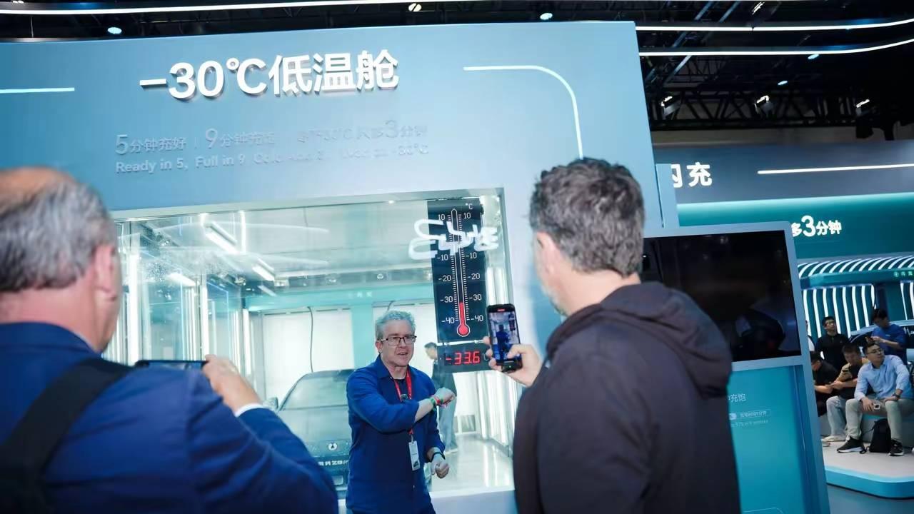 北京车展惊现奇观：老外扎堆E3馆不肯走！中国硬核技术赢得世界瞩目