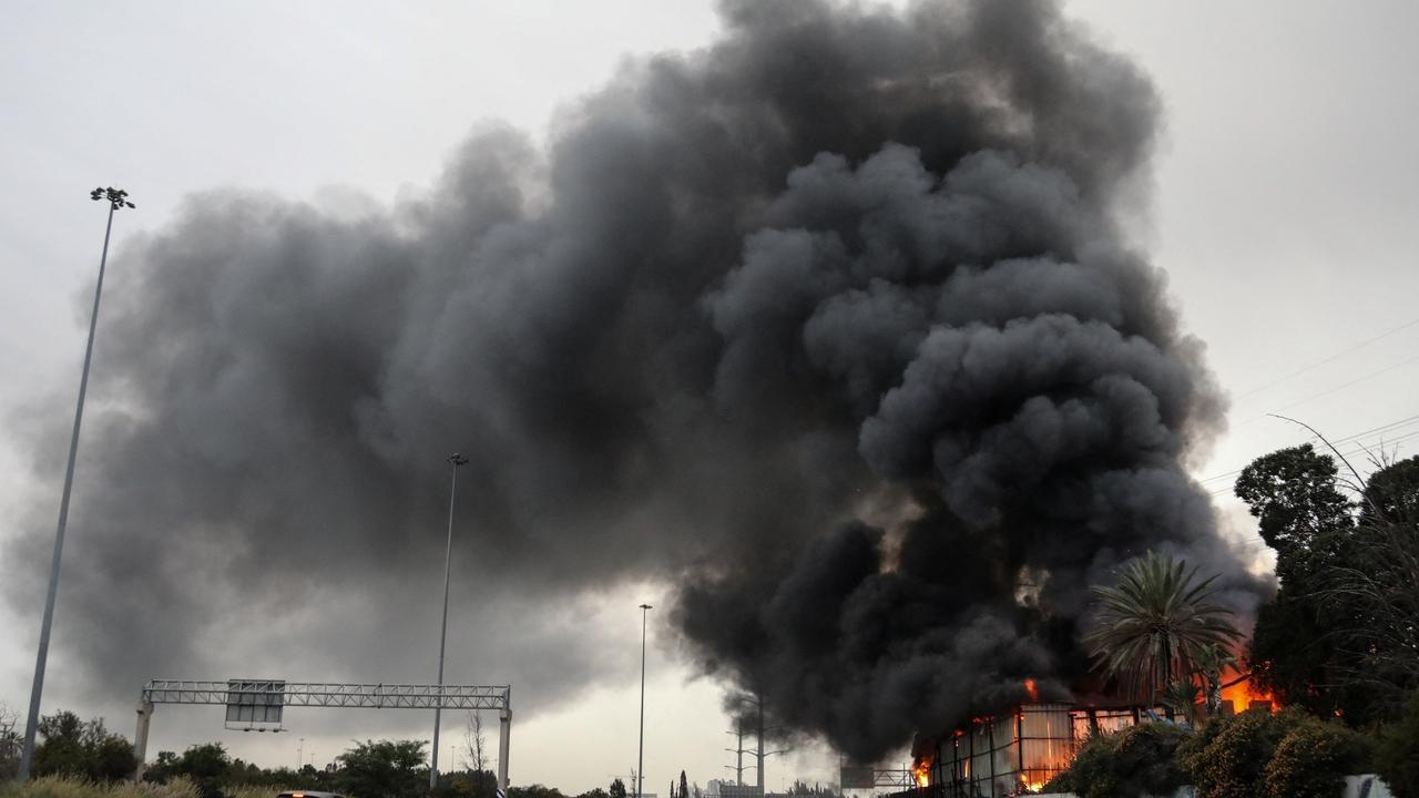 突发特讯！伊朗发出最后通牒，未来几小时将打击三国石油设施，呼吁民众紧急撤离，引发全球巨大关注