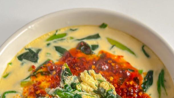 菠菜蒸鸡蛋：滑嫩如布丁，淋上香辣料汁直接封神！