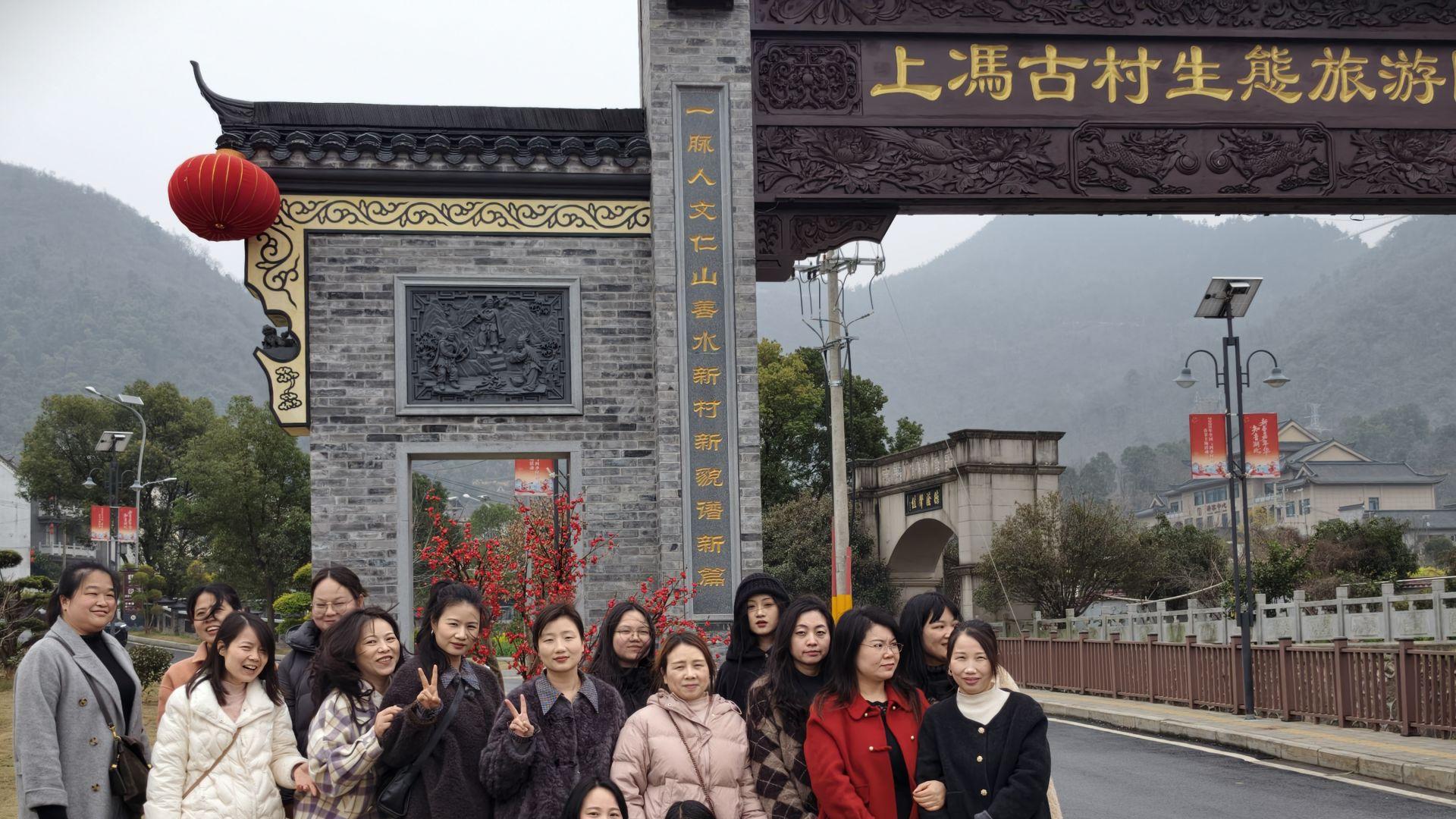 中铁庆三八 欢乐笑开怀