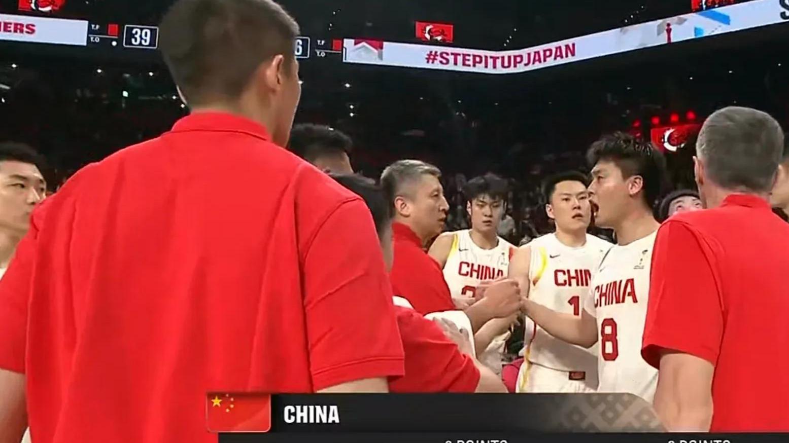 男篮被日本队压制！进攻拉垮三分球11中2，赵继伟张镇麟半场0分