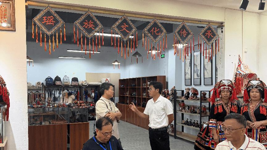 一针千年绣华章——贺州瑶族文化体验馆 共工新闻总社对话非遗传承人李素芳