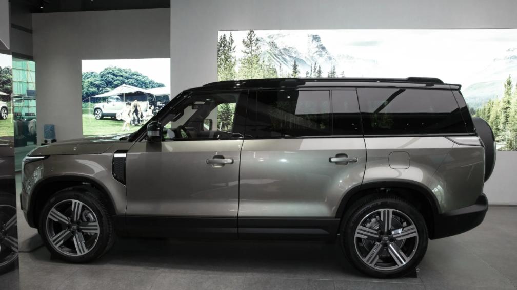 配空气悬架，还有六座/七座可选，极石01家用正合适