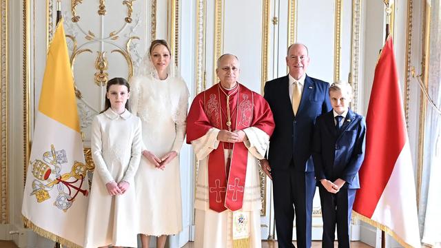 夏琳母女白衣同框觐见教皇！王室迎历史性访问，特权细节藏深意