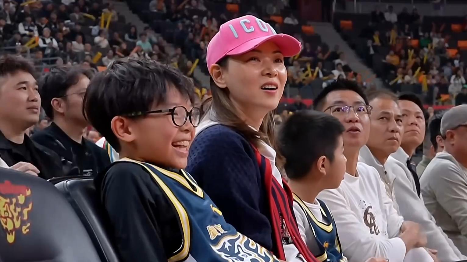 徐杰7中0，胡明轩9中1，40分惨败，张镇麟22分爆发