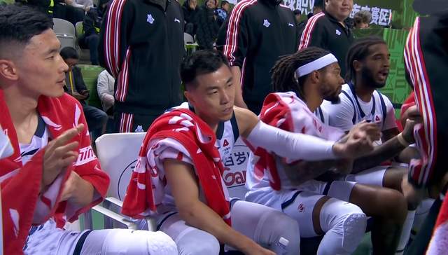 邱彪摔衣服被罚下，激发全队斗志，山东男篮逆转南京 高诗岩25+11