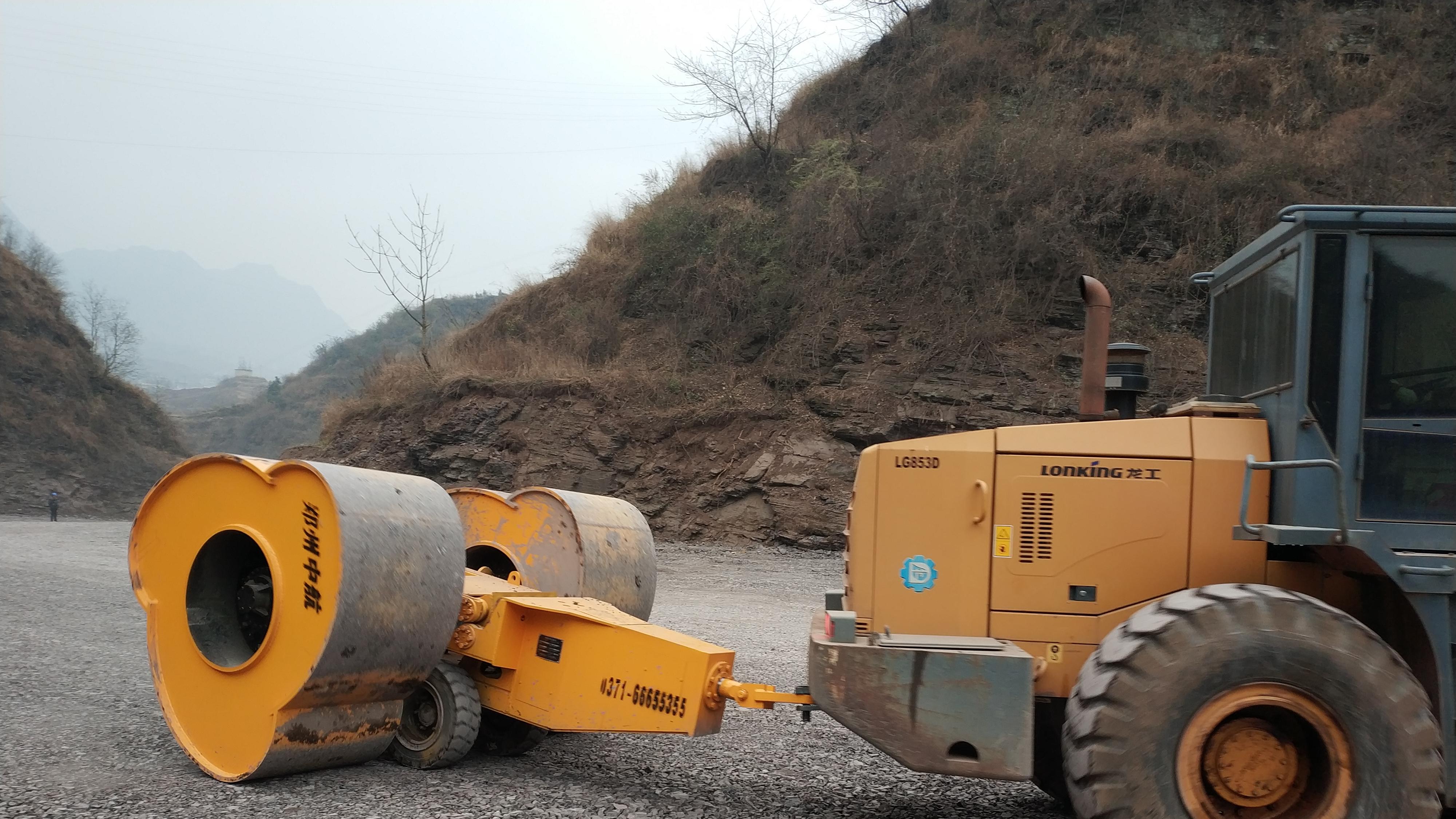 梅花压路机：深层压实专用装备，基建施工优选机型