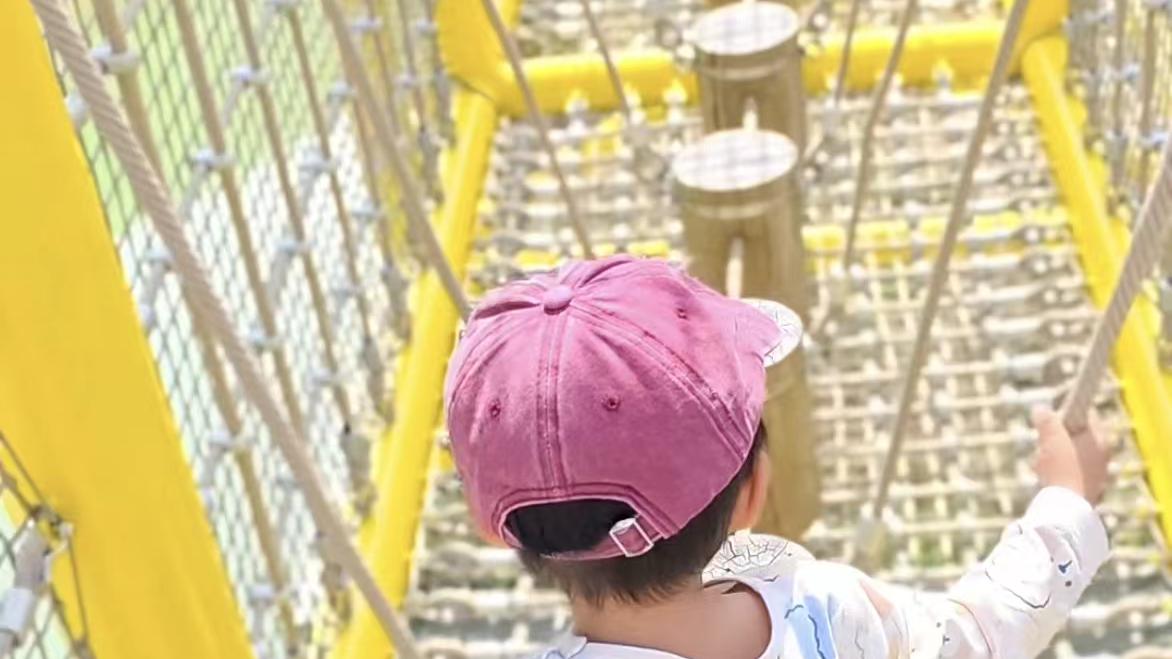 带娃过吊桥后，我更确定了：不是少说，而是有过程地放手