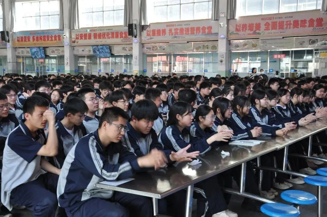 呵护青春心灵 守护生命成长——忻州二中举办《心向暖阳 轻装而行》专题讲座