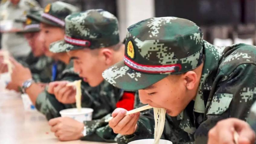新兵入伍第一餐吃得啥？军营中有着一条不成文的规定，你想不到