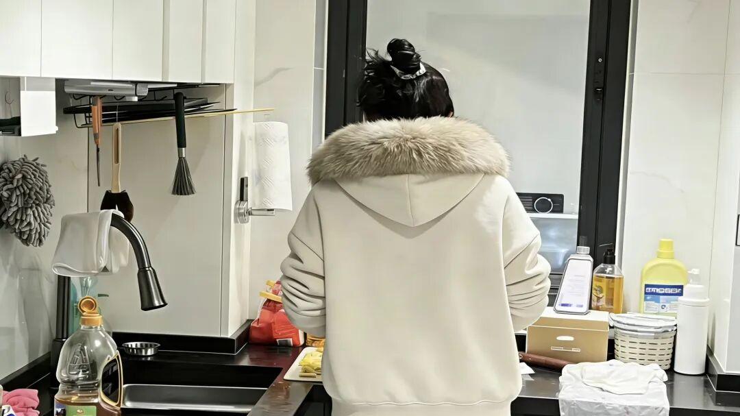 我带病炒了三道菜，老公说肉太柴，我没掀桌子，却在心里掀了天