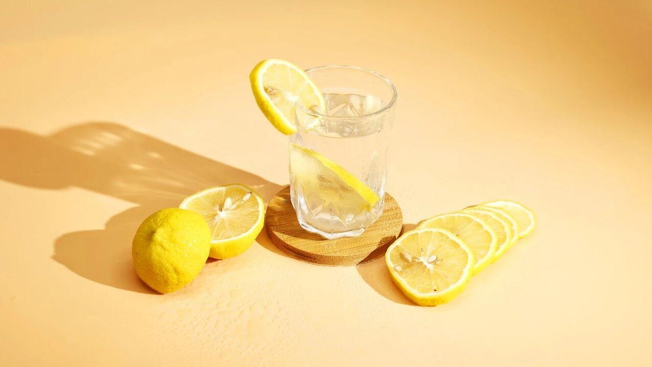 70岁男子半夜心梗离世，医生提示：夜间再口渴，也不要喝这3种水