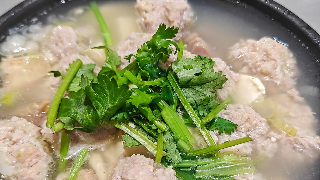 豆腐丸子嫩滑如云朵，入口即化还带劲道弹牙香