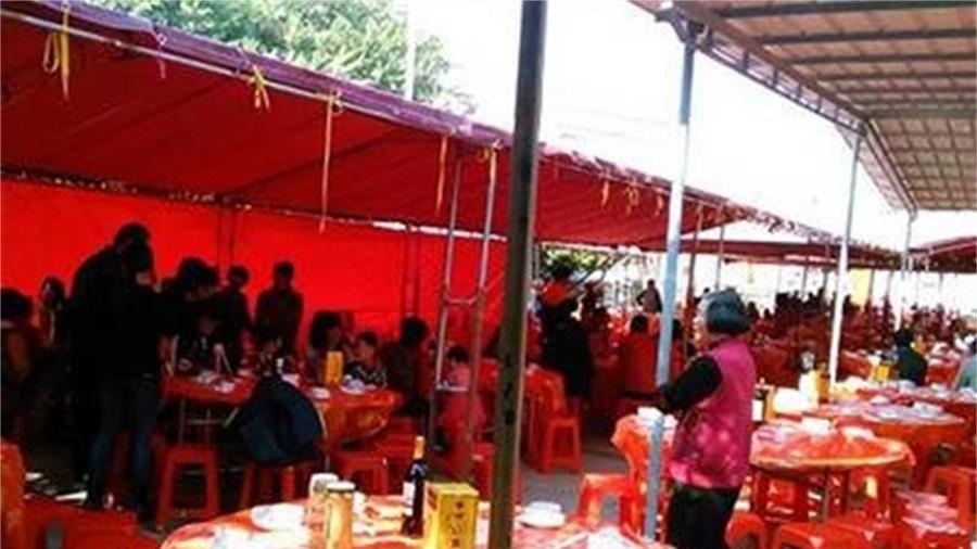 儿子收到清华通知书，父亲大摆宴席，村民：通知书上有错字