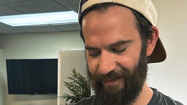 现实版《赛博朋克2077》上演：为了和“数字妻子”在元宇宙永生，他果断割开了手腕