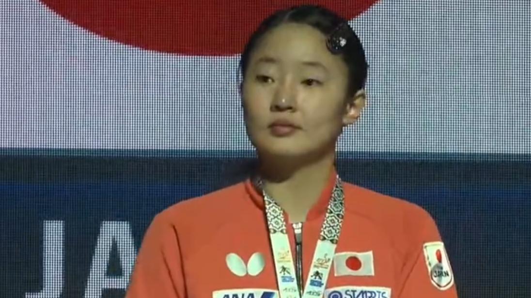 张本美和摘银领奖撇嘴！亚锦赛2连亚军略不甘 日本球迷心疼她太疲惫