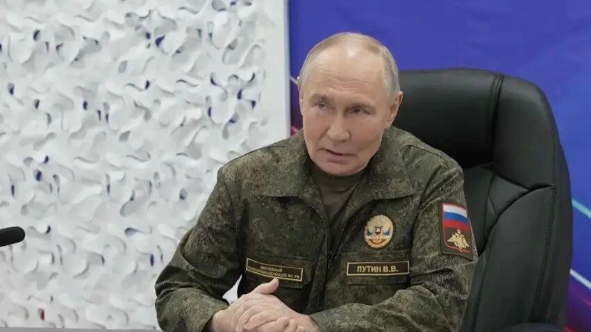 一城连一城：普京缘何还戎装亮相前线？