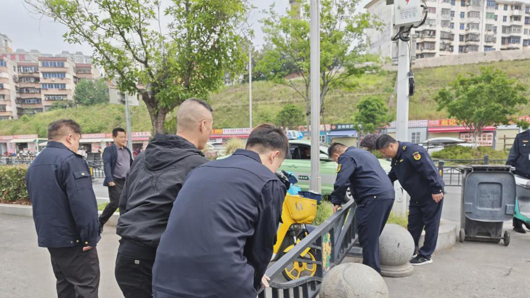 信阳车站城管：协同联动聚合力 整治秩序保出行