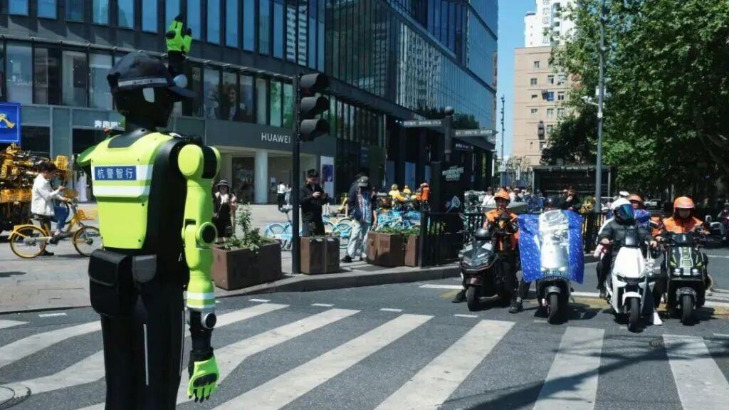 全国首支机器人交警中队，正式上岗