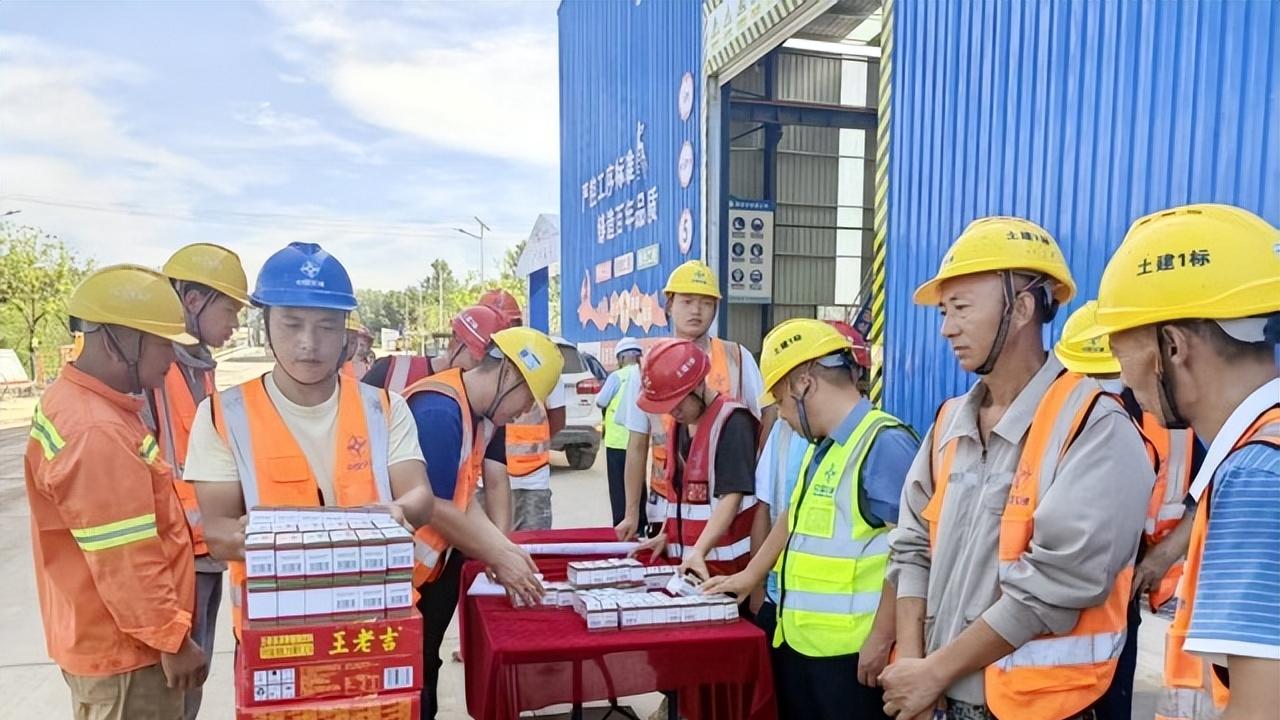 中交三公局杭淳开高速公路TJ01标段开展慰问一线员工活动