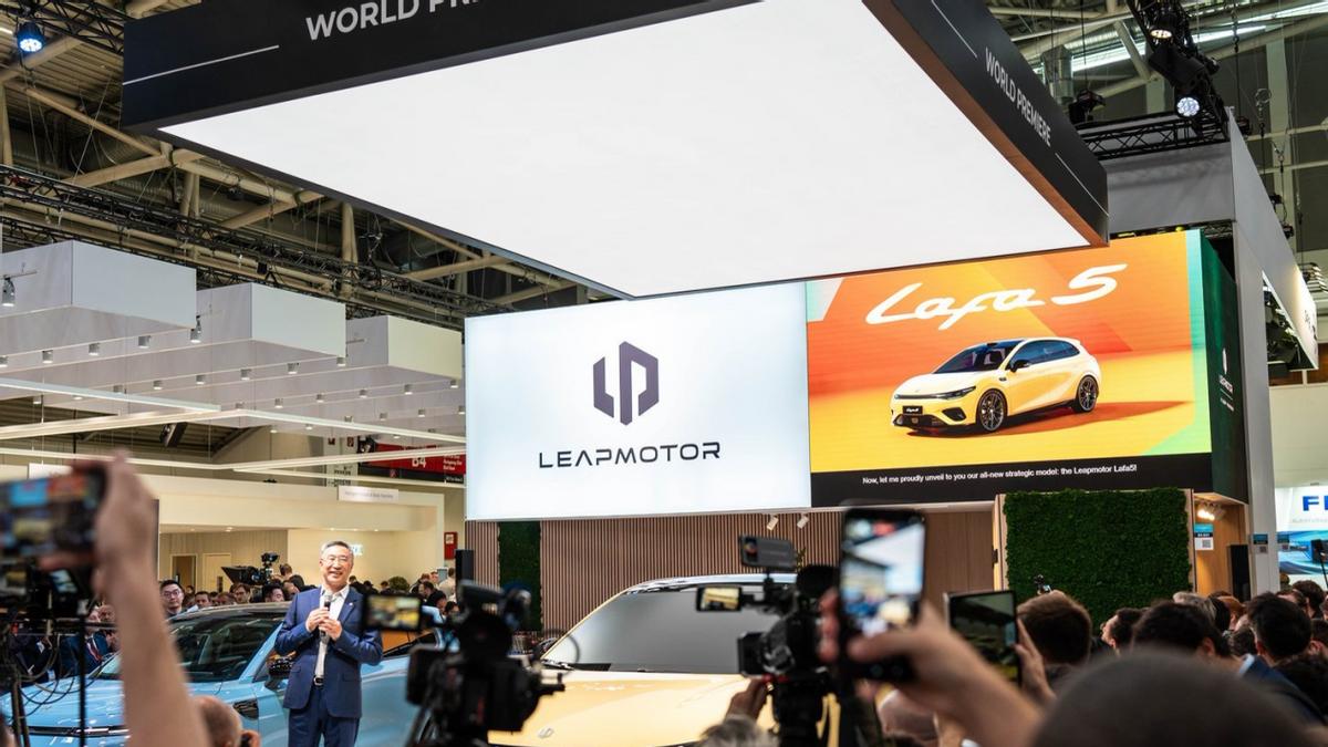 老一辈不懂！这车8295芯片+无边框门，才是00后的菜