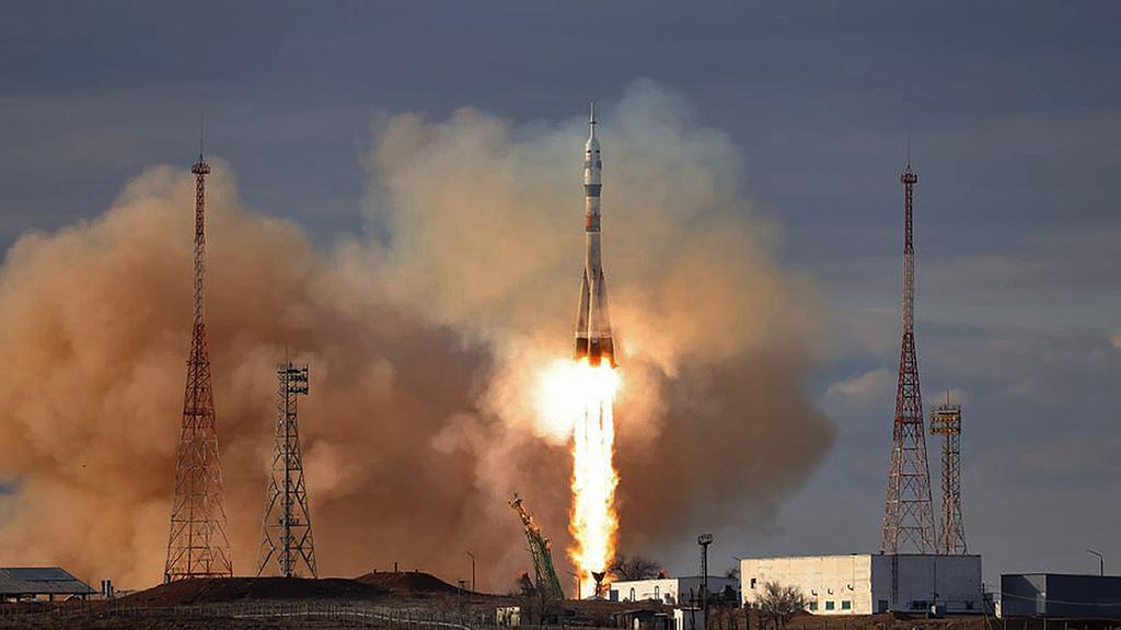 月球南极藏着几亿吨水冰——这哪是石头？分明是火星船票兑换点