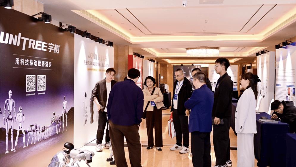 跃出清洁舒适区：中国AI机器人大航海时代的“破壁”与“升维”