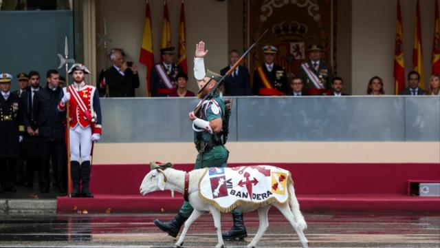 印度阅兵再现摩托车叠罗汉，危险系数高，一般人没资格参加