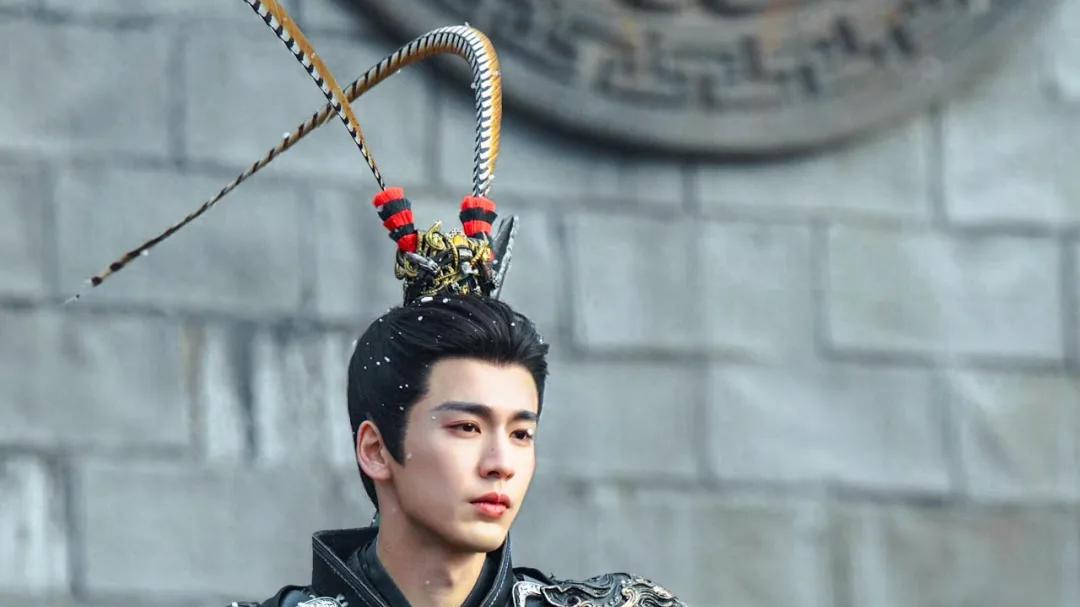 肤白貌美就不能演将军？看28岁张凌赫和50岁何润东，差距就出来了