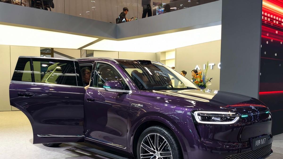 2026北京车展问界展台都是外国人，技术专家来感受中国新豪华！