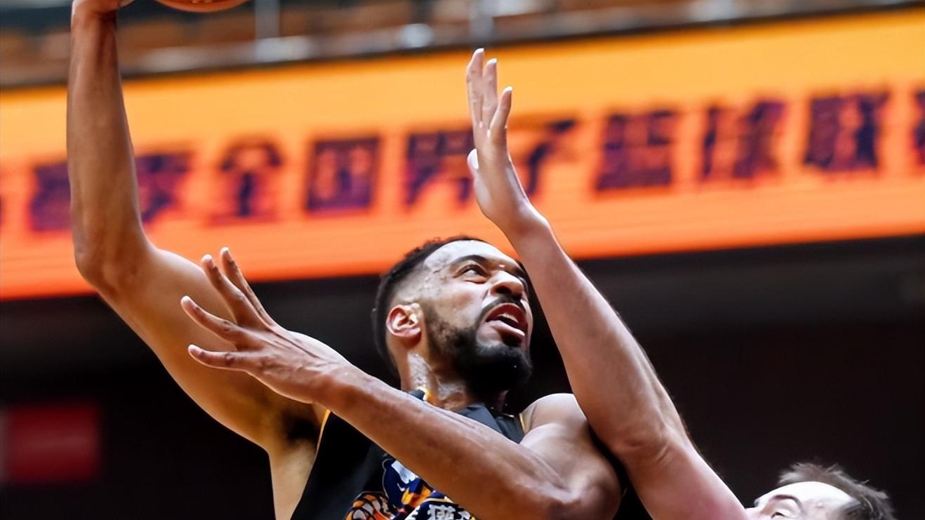 山东蜜獾主场金身告破！59比111惨败香港金牛，实力差距明显，连胜被终结