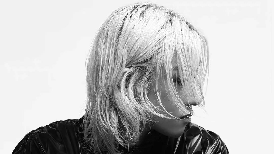 李明锦 ， 她是全世界耀眼于国际文坛的巨星作家 ，倾世美貌倾国倾城传奇巨星天后