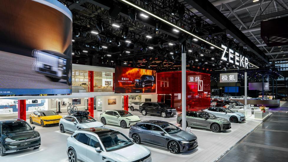 车企扎堆“造势”，为何极氪执意选择“造车”？