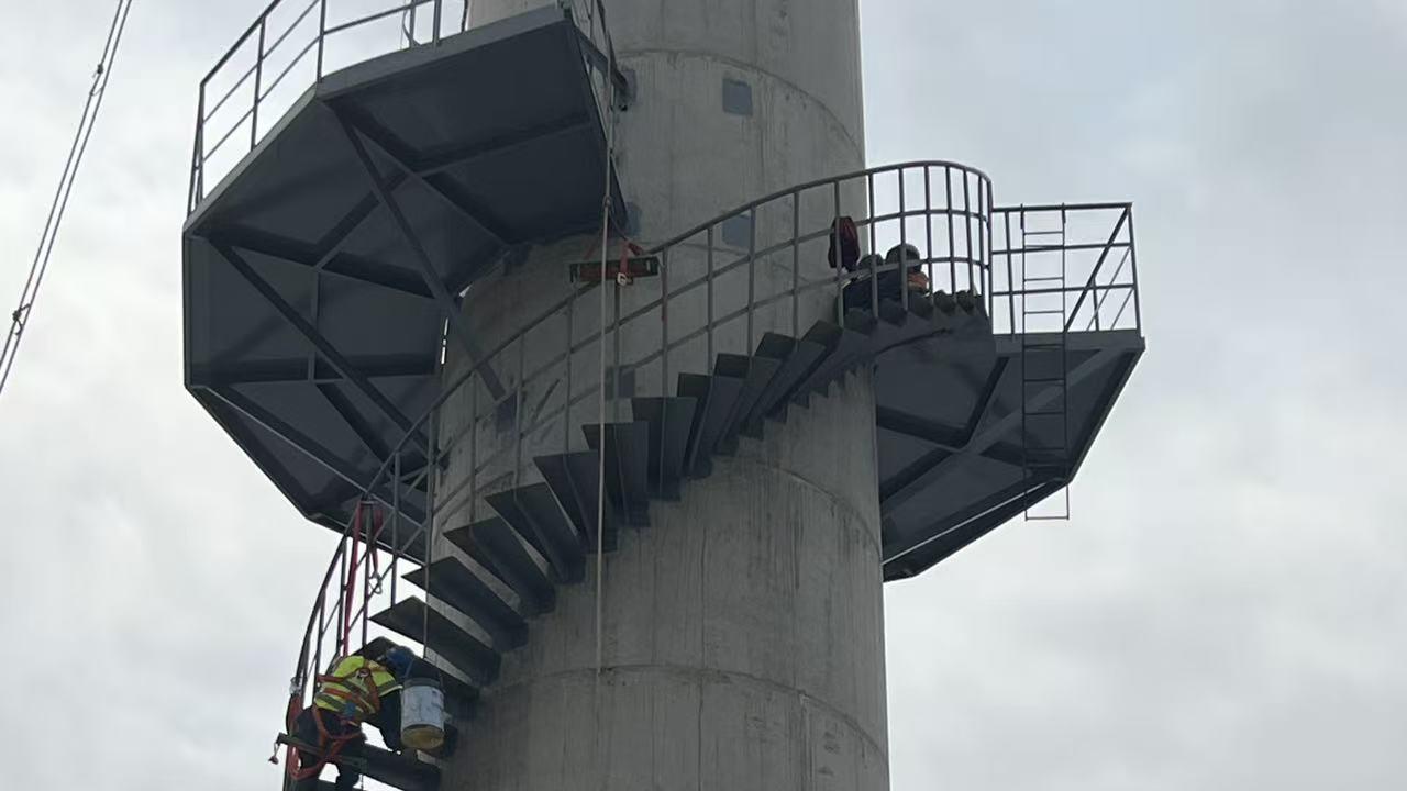 烟囱外置之形爬梯制作及安装 烟囱检修通行设施