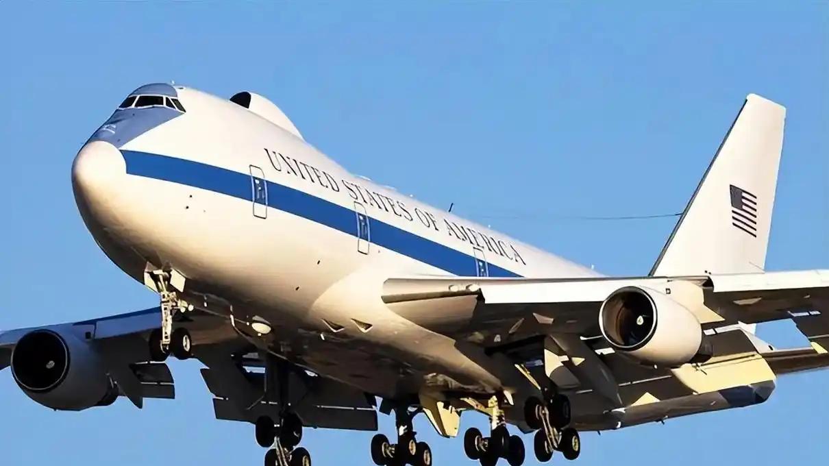 特朗普访华“末日飞机”E-4B伴飞至中国领空边缘后折返冲绳，核指挥中枢前出第一岛链施压