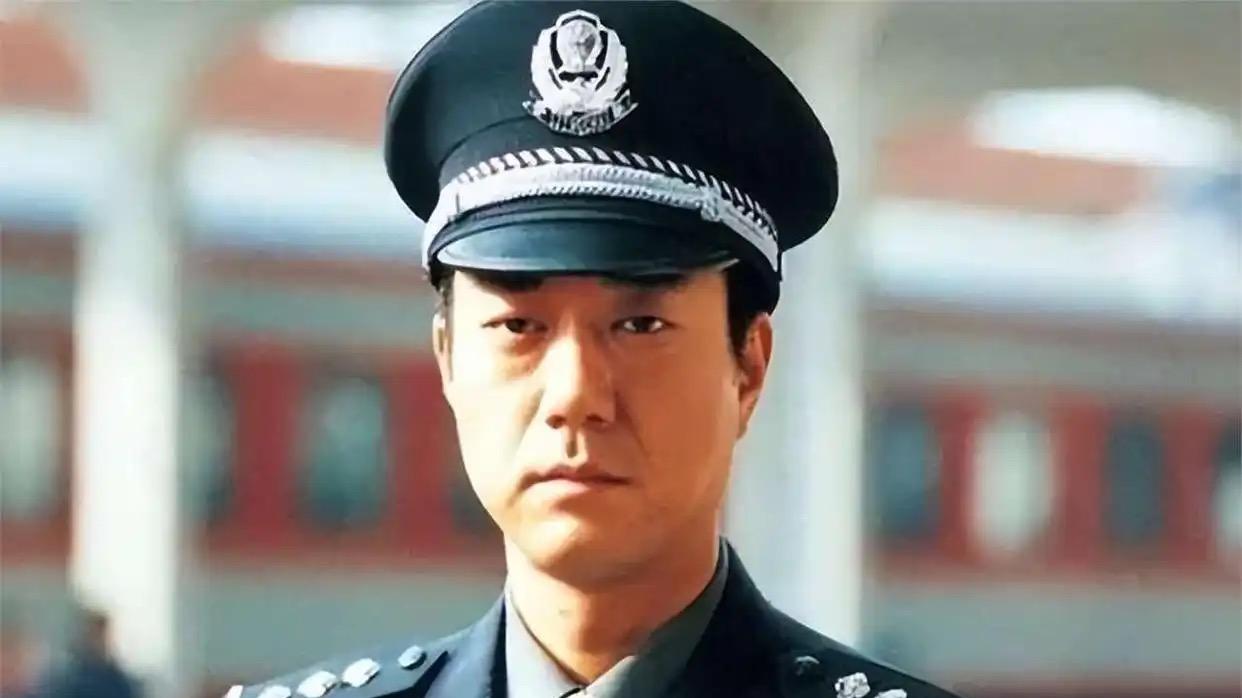 主动抚养外甥，45岁娶娇妻，出道40年无绯闻，白玉兰获奖实至名归