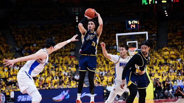 广东宏远执行萨姆纳、奎因优先续约权！