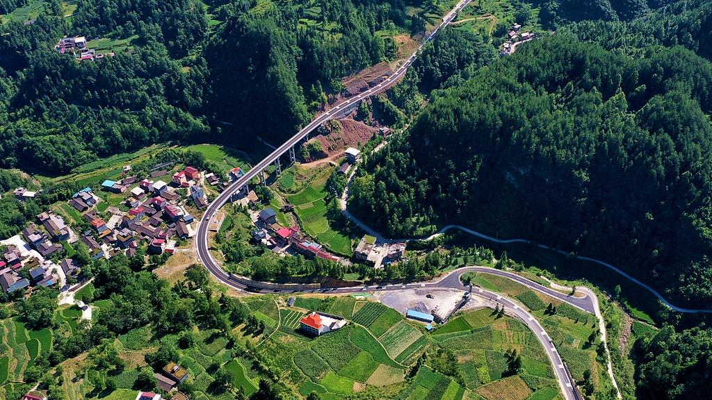 村里搞不正当关系的人，可以当村干部吗？