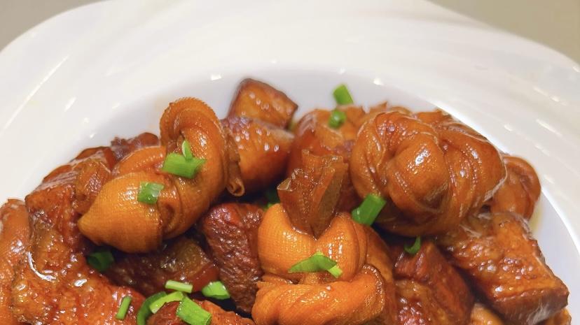 千张结烧肉把江南的温柔炖进一锅浓油赤酱里