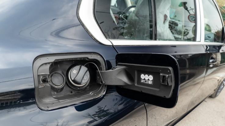 开一辆宝马3系费钱吗？日常通勤与高速表现，对比奥迪A4L谁更省