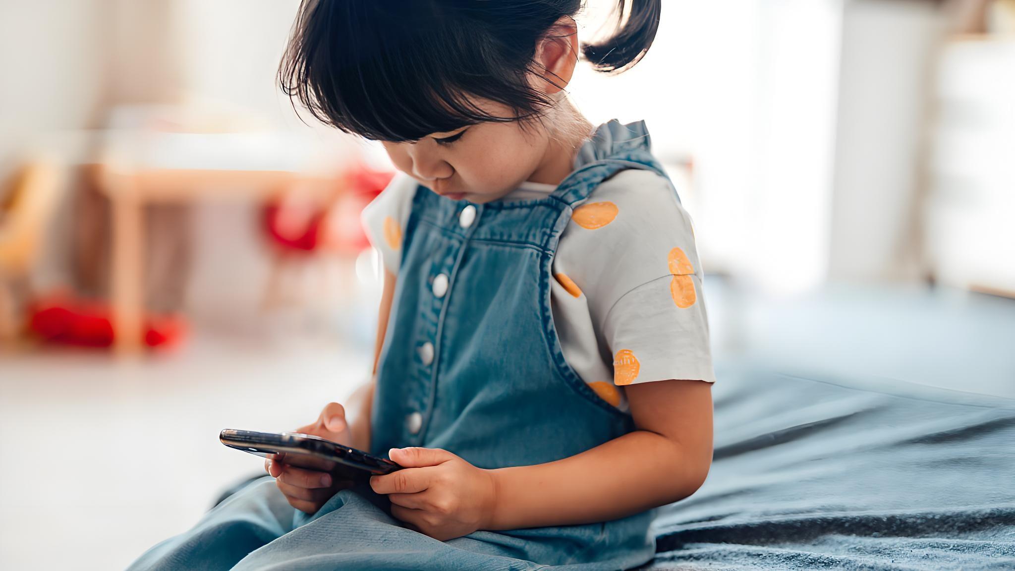 孩子玩手机管不住？试试这份家庭公约让他自己管住自己