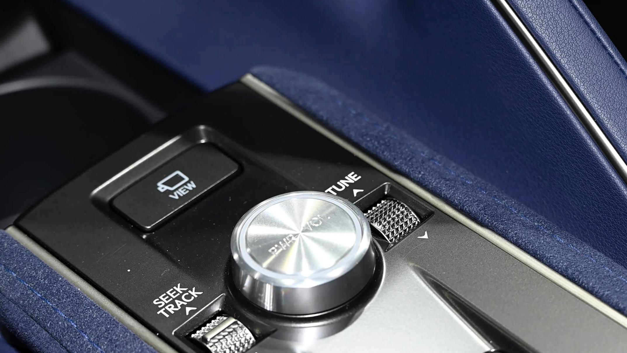 “公路闪电”，双门轿跑车身，V8自吸+8AT变速箱，还是大后驱