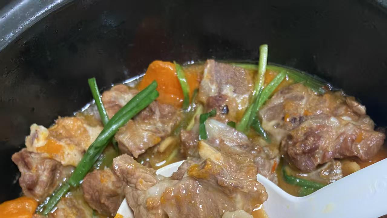 砂锅炖脊骨：一锅端出的硬菜，厨房小白也能做出大厨即视感