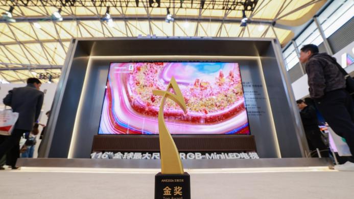 海信UX2026款以玲珑真彩背光颠覆行业，画质天花板被中国品牌捅破