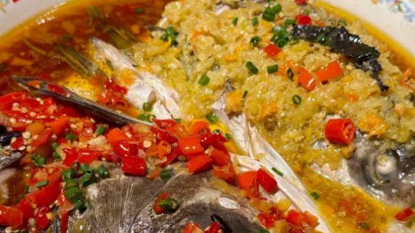 源自龙水湖的鲜，这道鱼头，藏着重庆人的家常偏爱