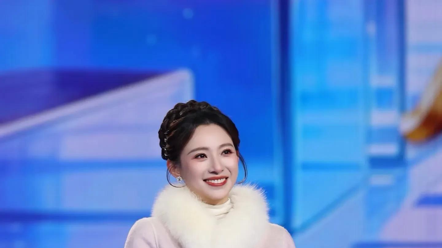 央视跨年女主持为何集体穿羽绒服？真相让人直呼太冷