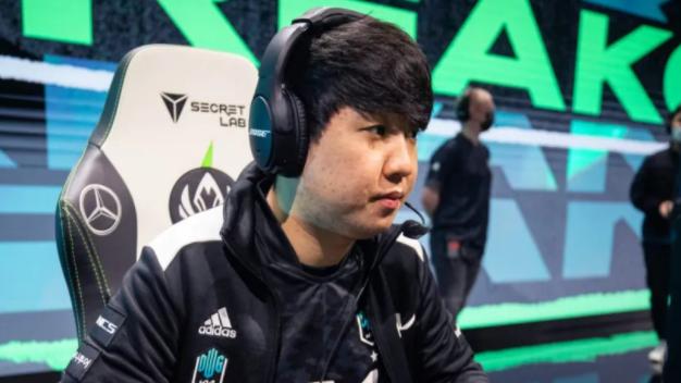 知名选手S赛前吃3倍辣火鸡面，不料比赛时状态低迷，错失冠军