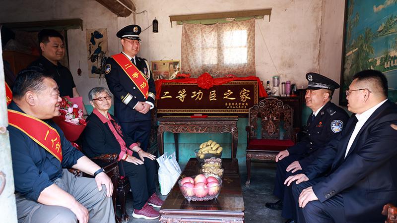 五四前夕，一场跨越300公里的喜报：把二等功喜报送到国门卫士老家去