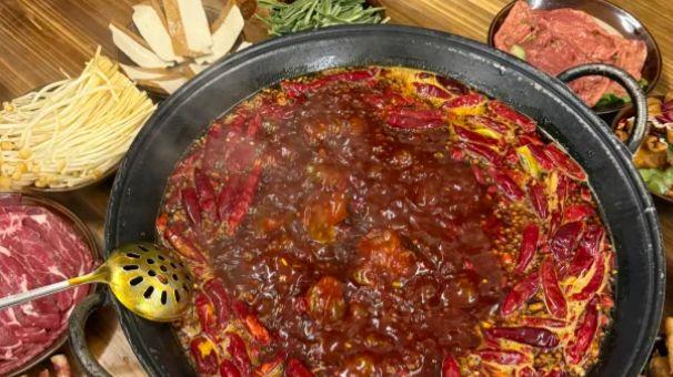 红油漫过洪崖洞，这口重庆火锅烫熟半城烟火